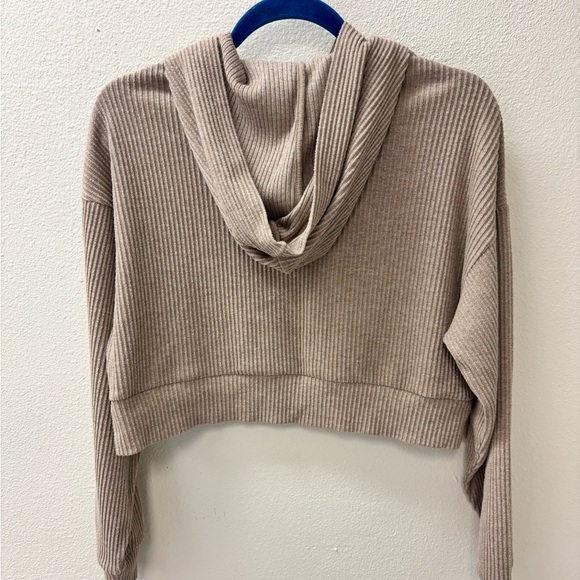 Alo Yoga Muse Sweatshirt. Tan, size Small - Picture 4 of 10